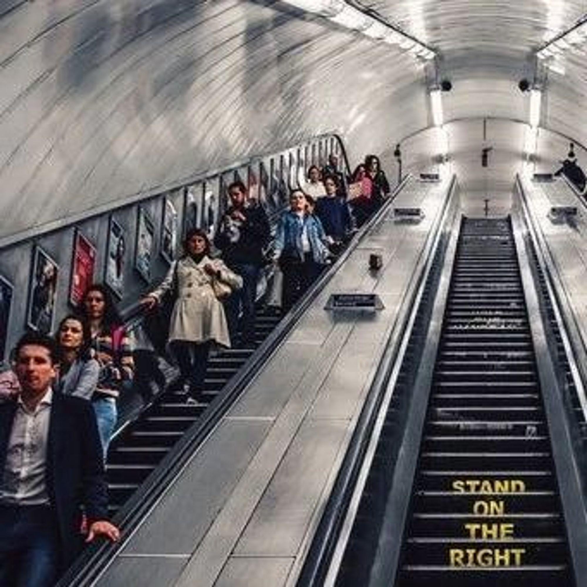 地铁扶梯靠右站，怎么就成了被嫌弃的“社畜陋习”